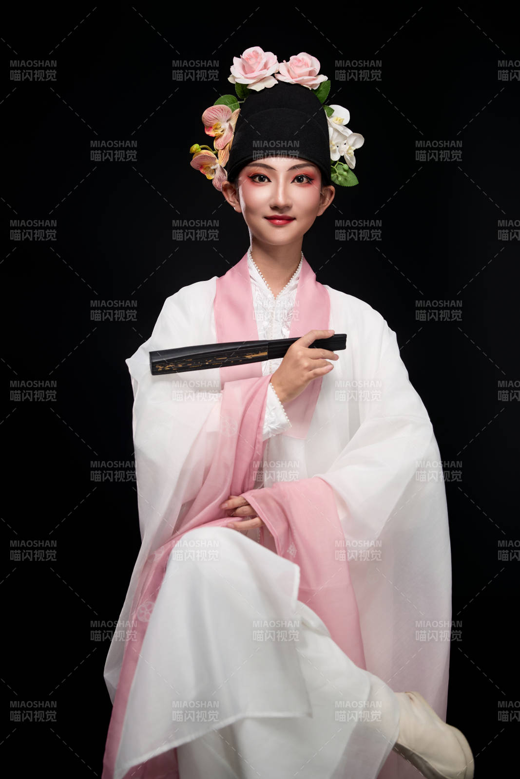 身着粤剧戏曲反串装扮手持折扇的青年女性图片