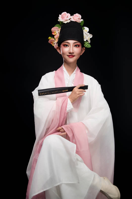 身着粤剧戏曲反串装扮手持折扇的青年女性图片