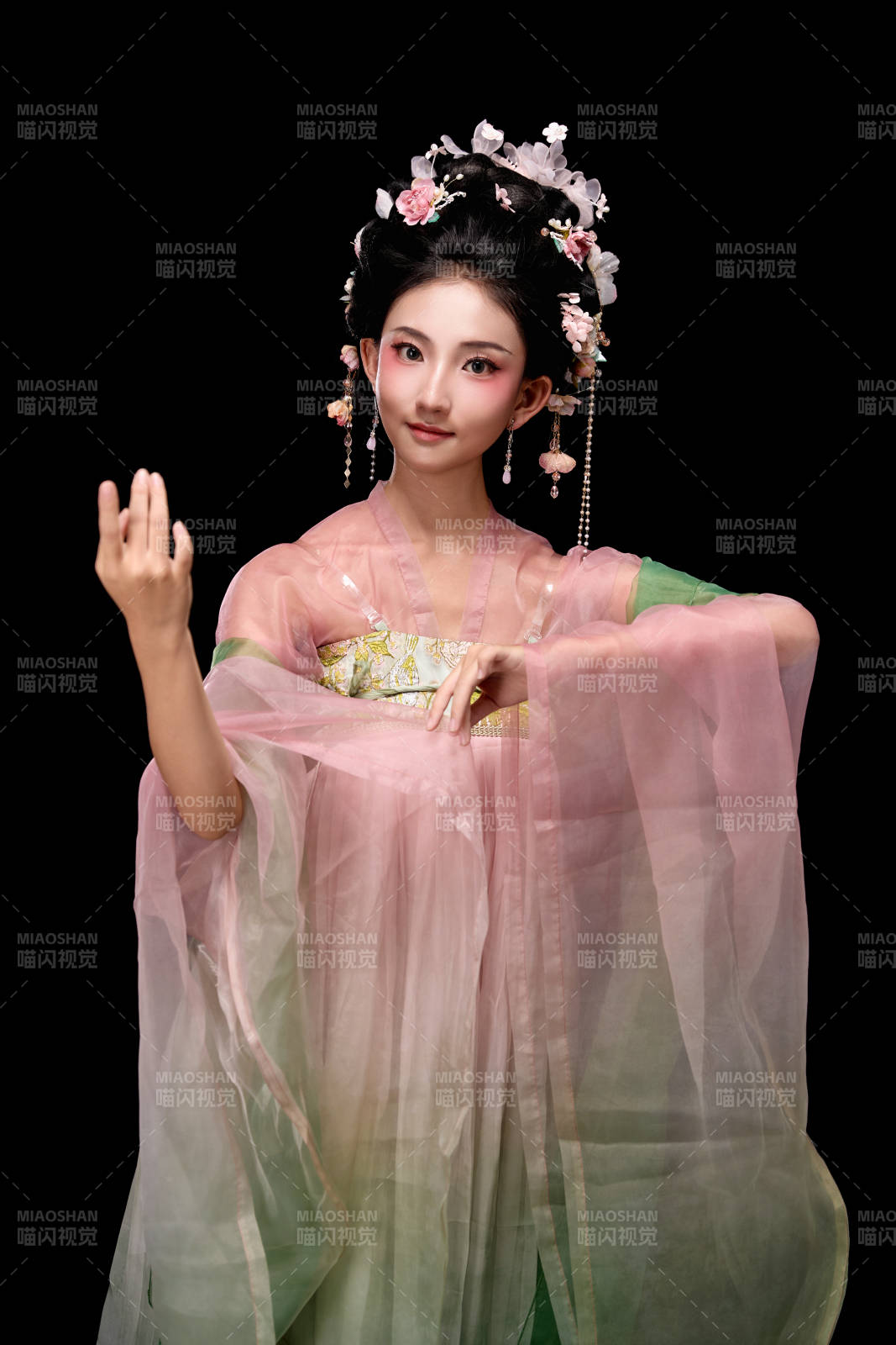 身着唐代宫廷簪花仕女装扮的东方女性图片