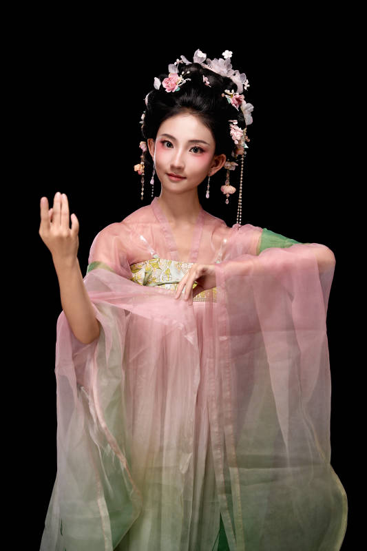 身着唐代宫廷簪花仕女装扮的东方女性图片