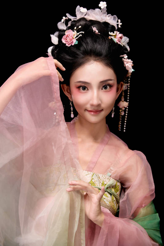 身着唐代宫廷簪花仕女装扮的东方女性图片