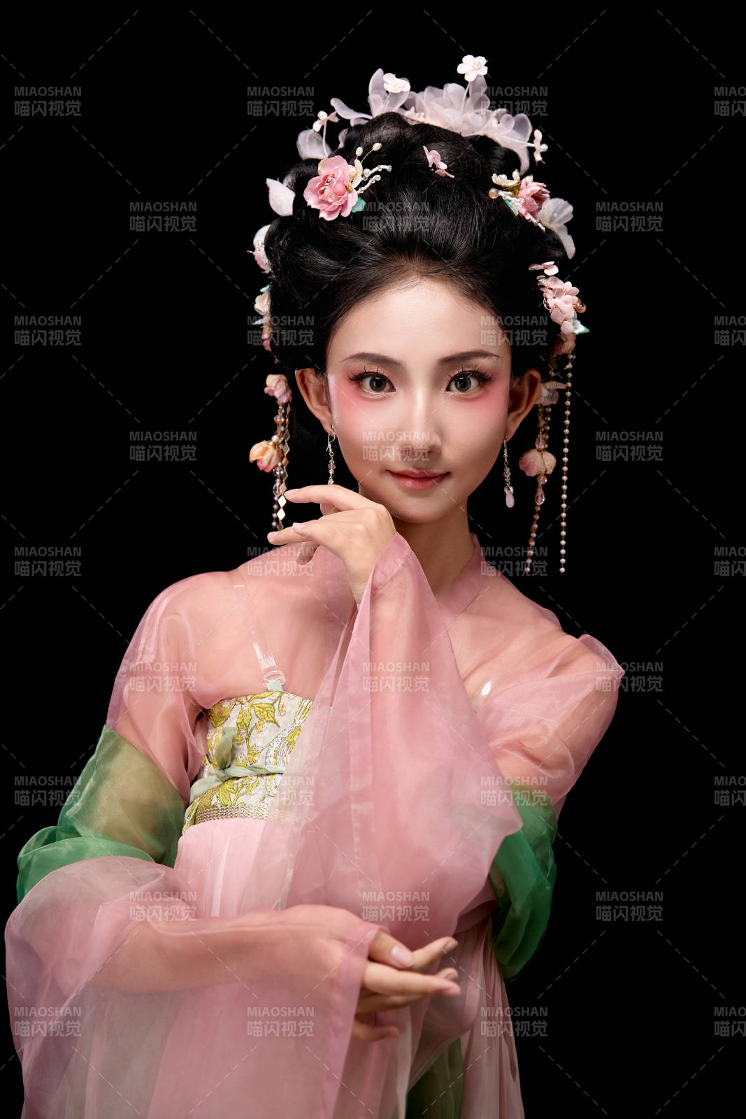 身着唐代宫廷簪花仕女装扮的东方女性图片