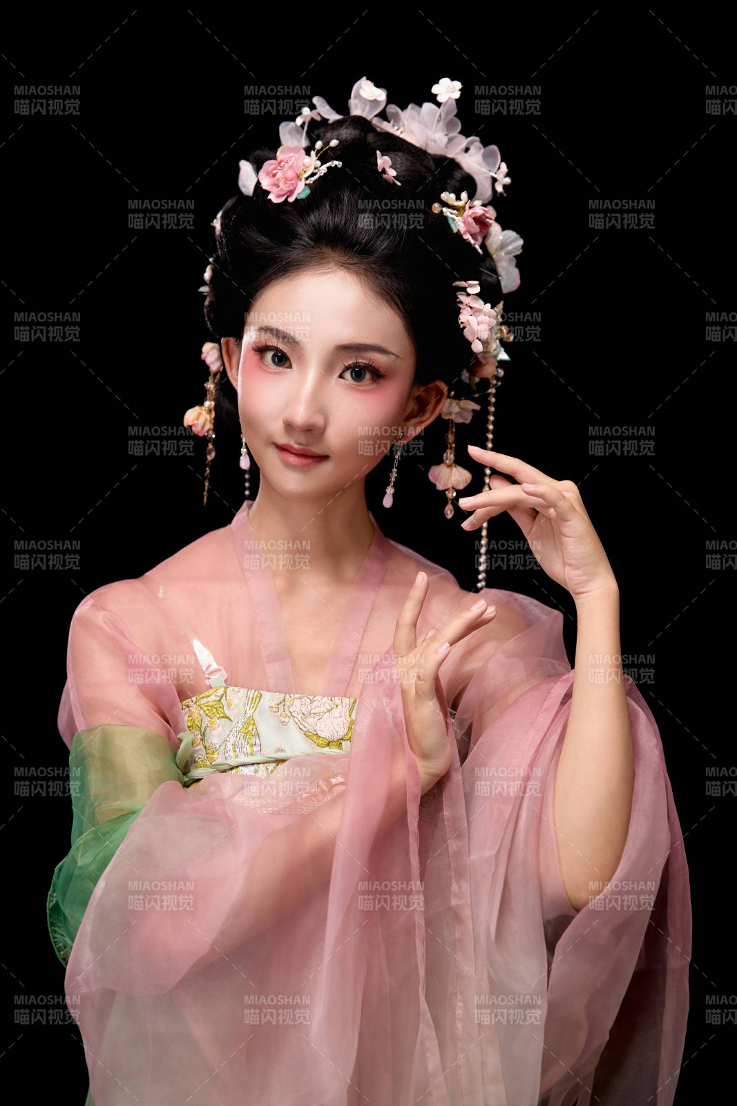 身着唐代宫廷簪花仕女装扮的东方女性图片