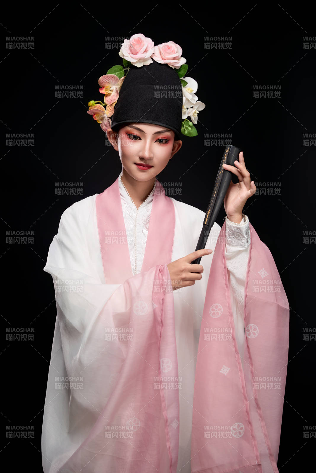 身着粤剧戏曲反串装扮手持折扇的青年女性图片