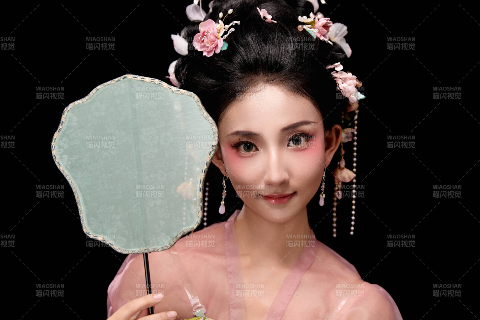 身着唐代宫廷簪花仕女服手持轻扇的女性图片