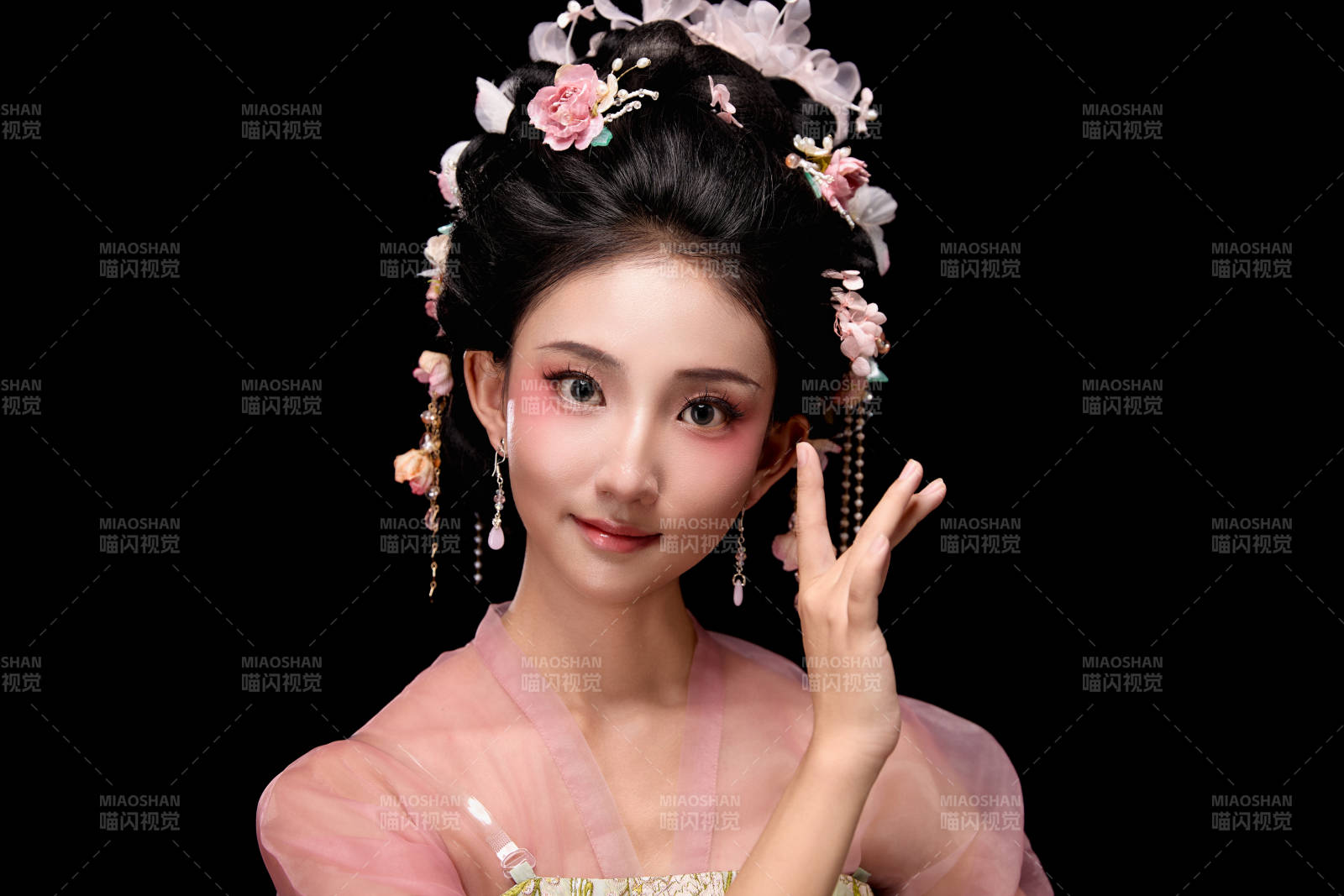 身着唐代宫廷簪花仕女服手持轻扇的女性图片