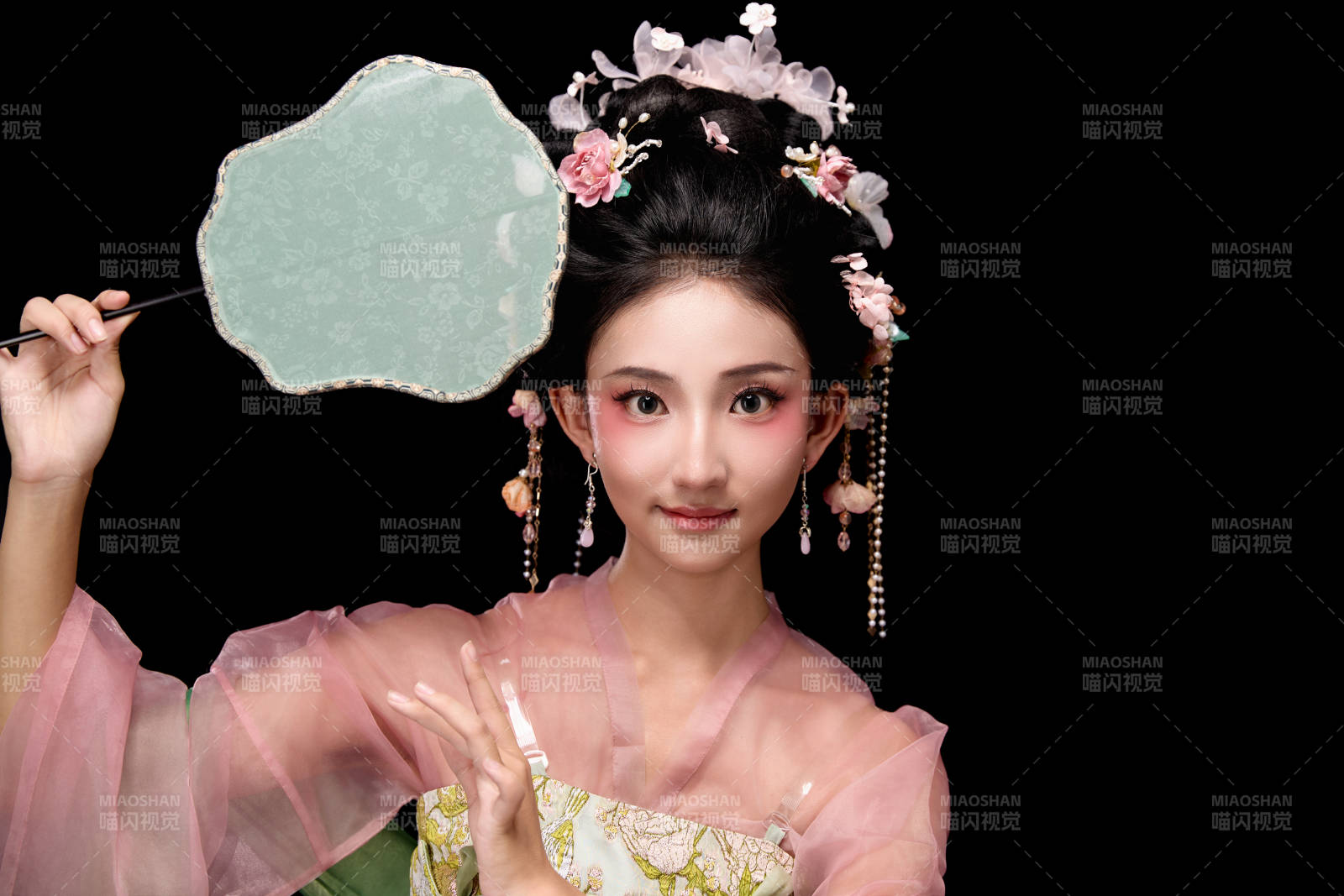 身着唐代宫廷簪花仕女服手持轻扇的女性图片