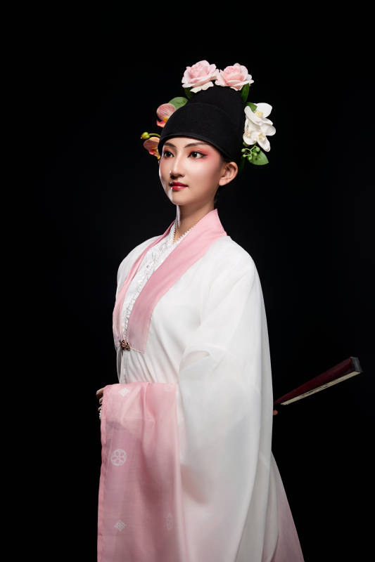 身着粤剧戏曲反串装扮手持折扇的青年女性图片