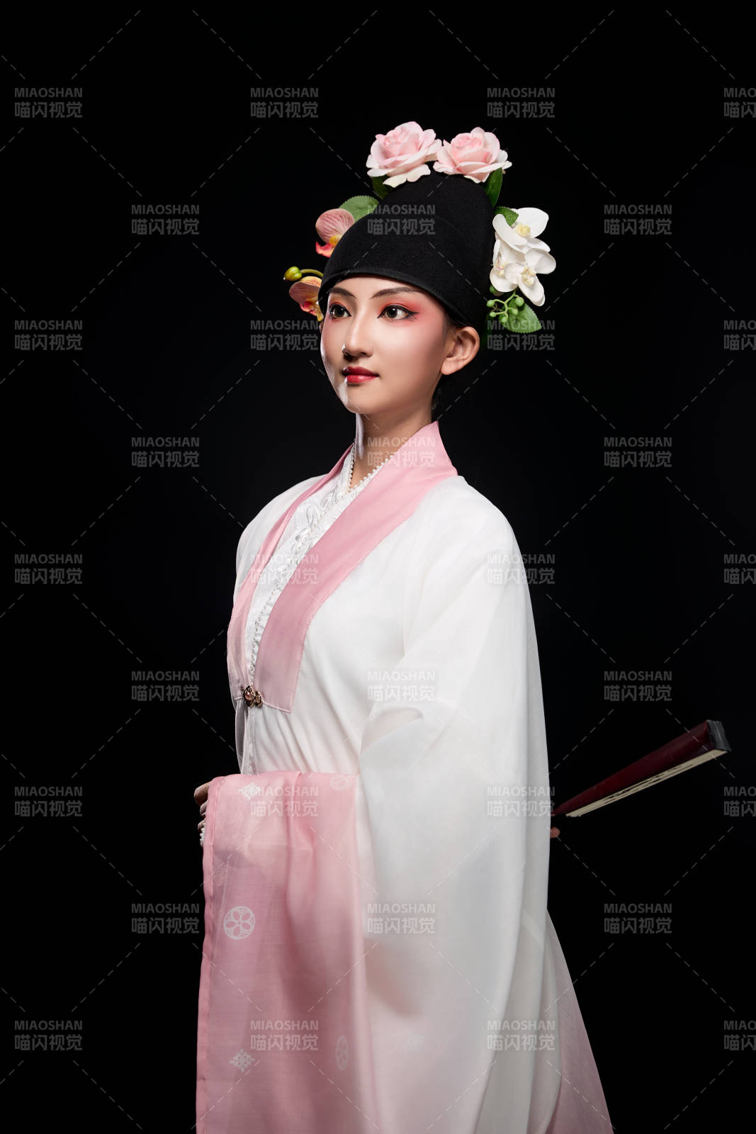 身着粤剧戏曲反串装扮手持折扇的青年女性图片