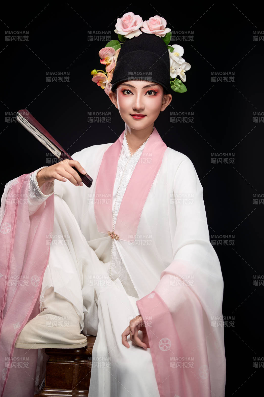 身着粤剧戏曲反串装扮手持折扇的青年女性图片