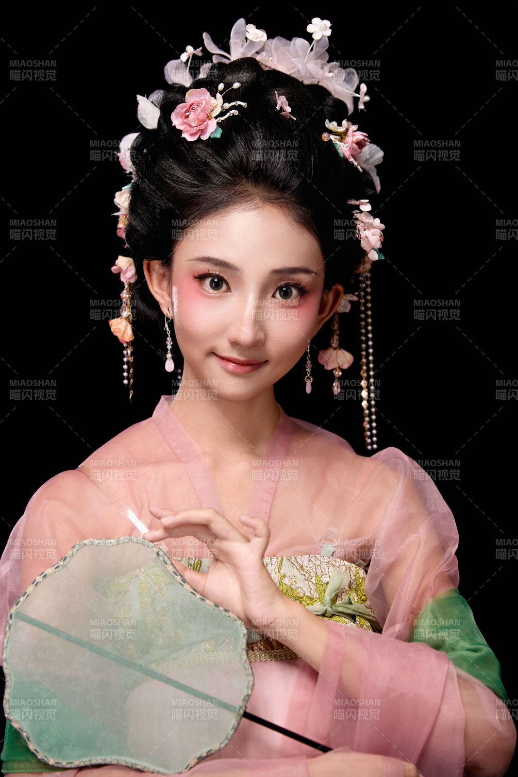 身着唐代宫廷簪花仕女服手持轻扇的女性图片