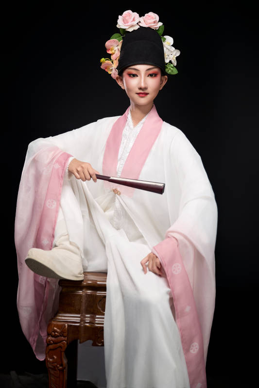 身着粤剧戏曲反串装扮手持折扇的青年女性图片