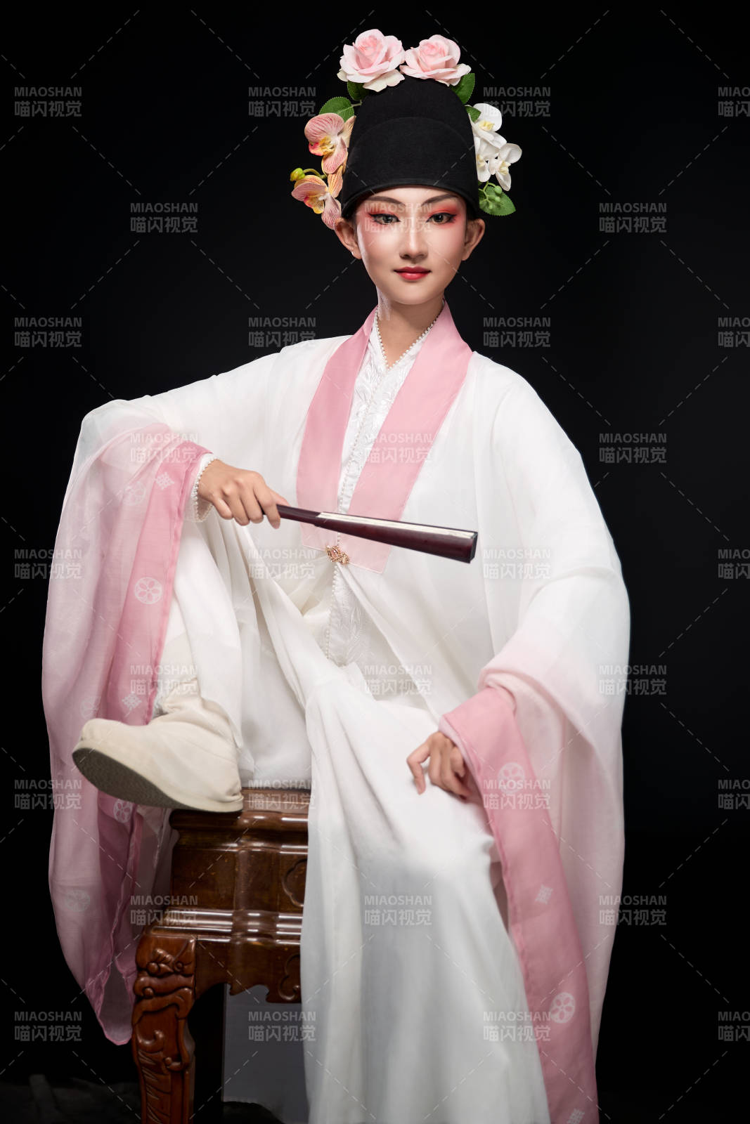 身着粤剧戏曲反串装扮手持折扇的青年女性图片