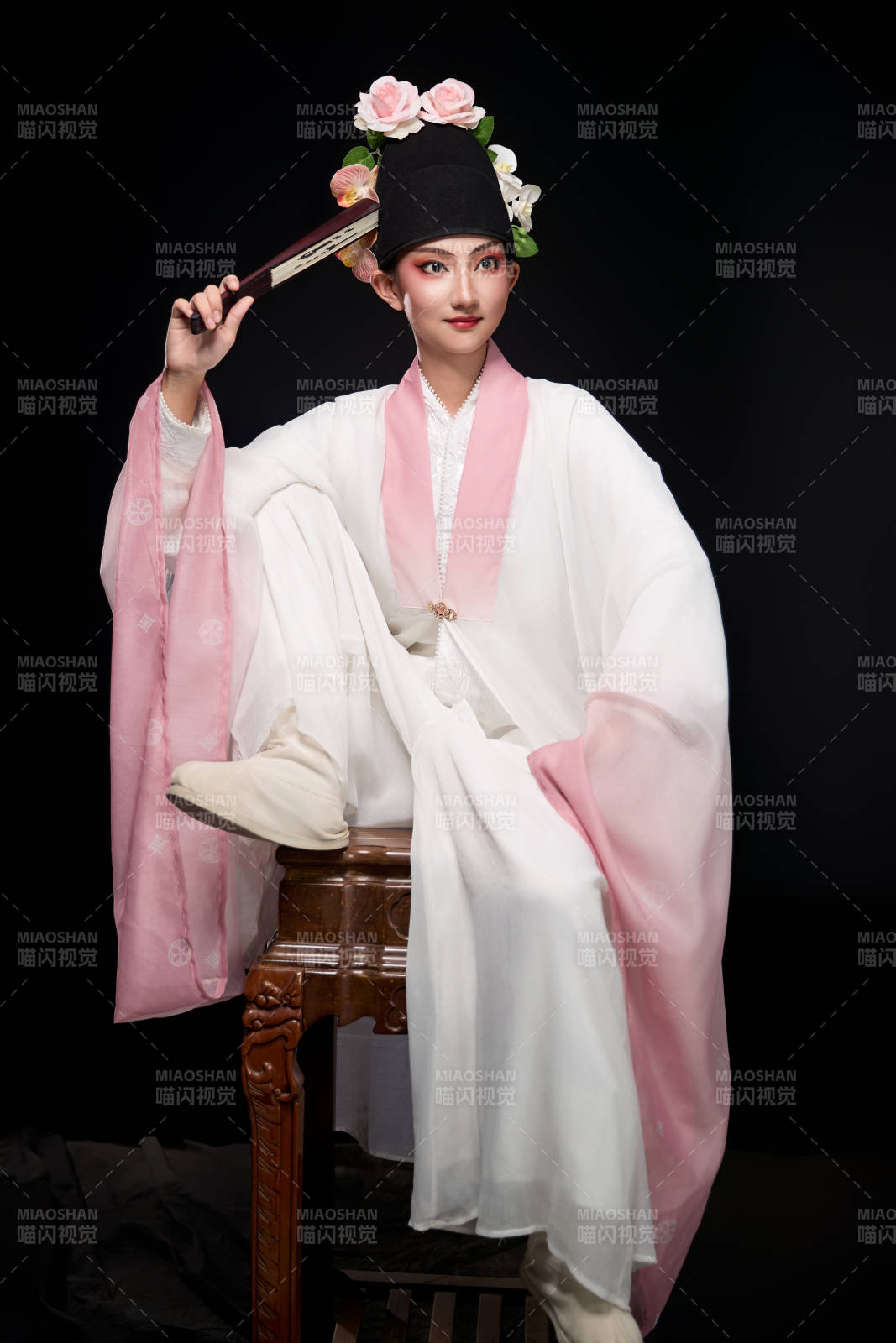 身着粤剧戏曲反串装扮手持折扇的青年女性图片