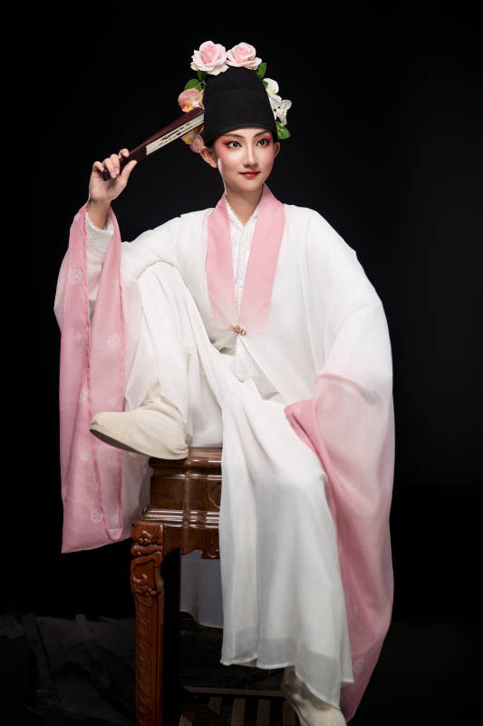 身着粤剧戏曲反串装扮手持折扇的青年女性图片