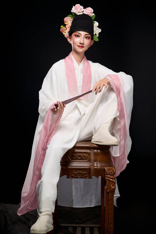 身着粤剧戏曲反串装扮手持折扇的青年女性图片