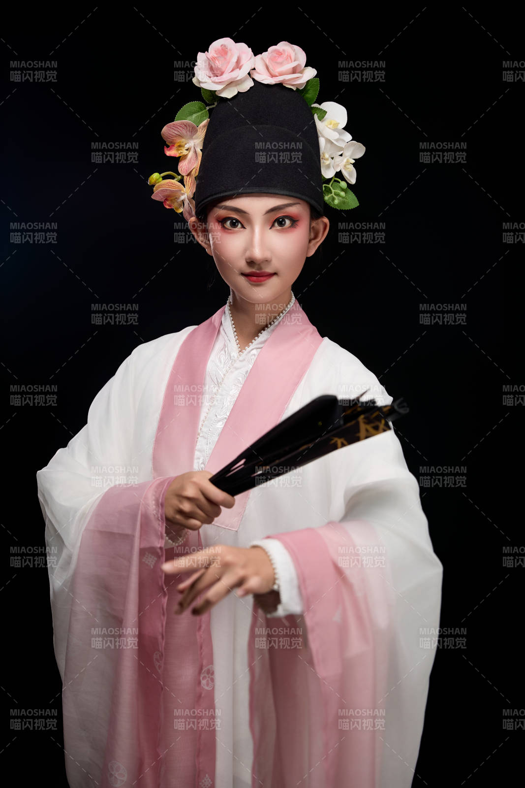 身着粤剧戏曲反串装扮手持折扇的青年女性图片