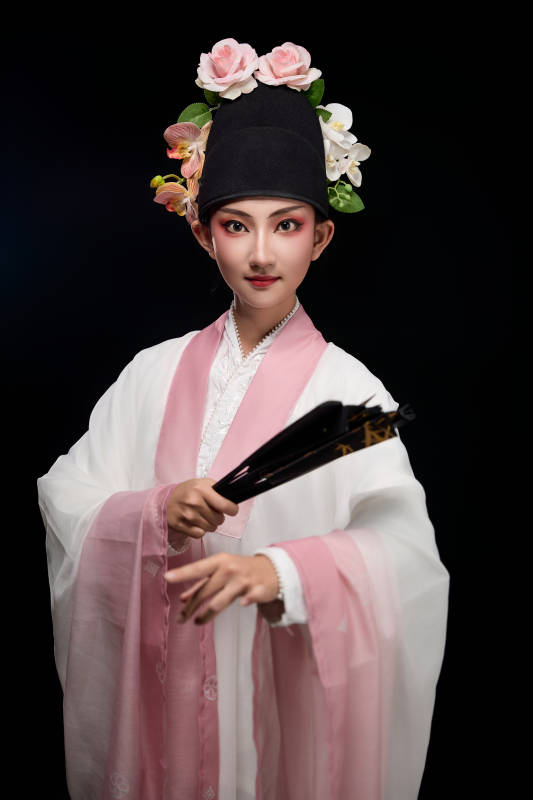 身着粤剧戏曲反串装扮手持折扇的青年女性图片