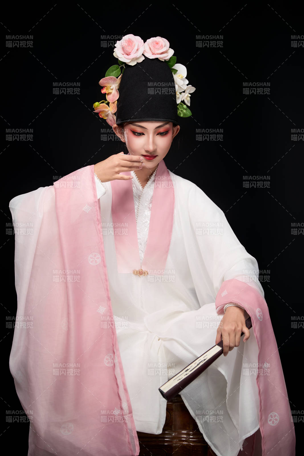 身着粤剧戏曲反串装扮手持折扇的青年女性图片