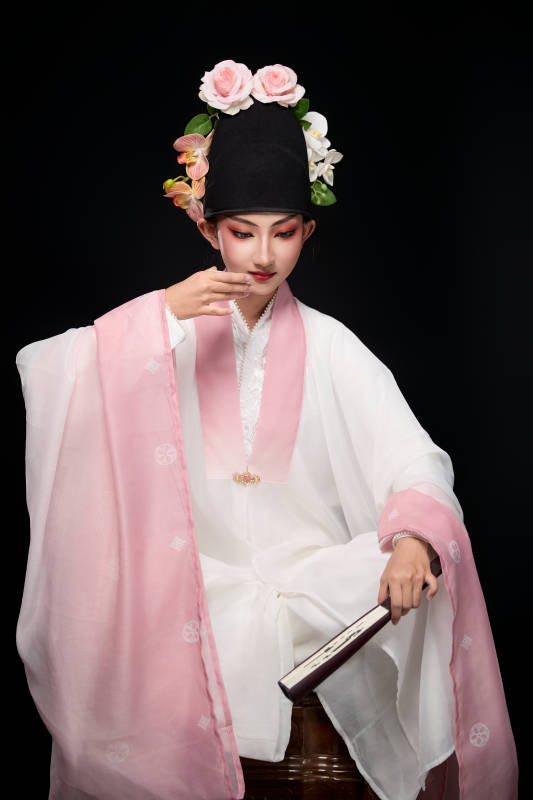 身着粤剧戏曲反串装扮手持折扇的青年女性图片
