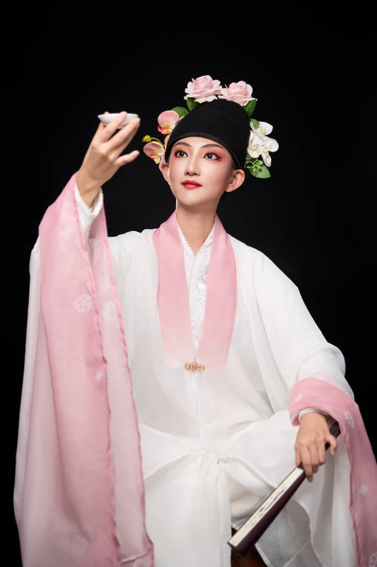 身着粤剧反串装扮手持酒杯折扇的青年女性图片