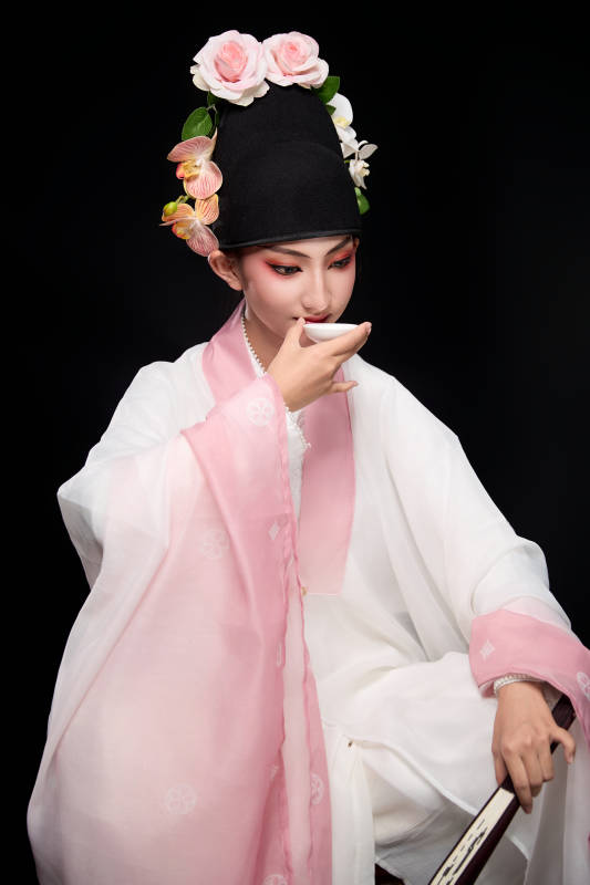 身着粤剧反串装扮手持酒杯折扇的青年女性图片
