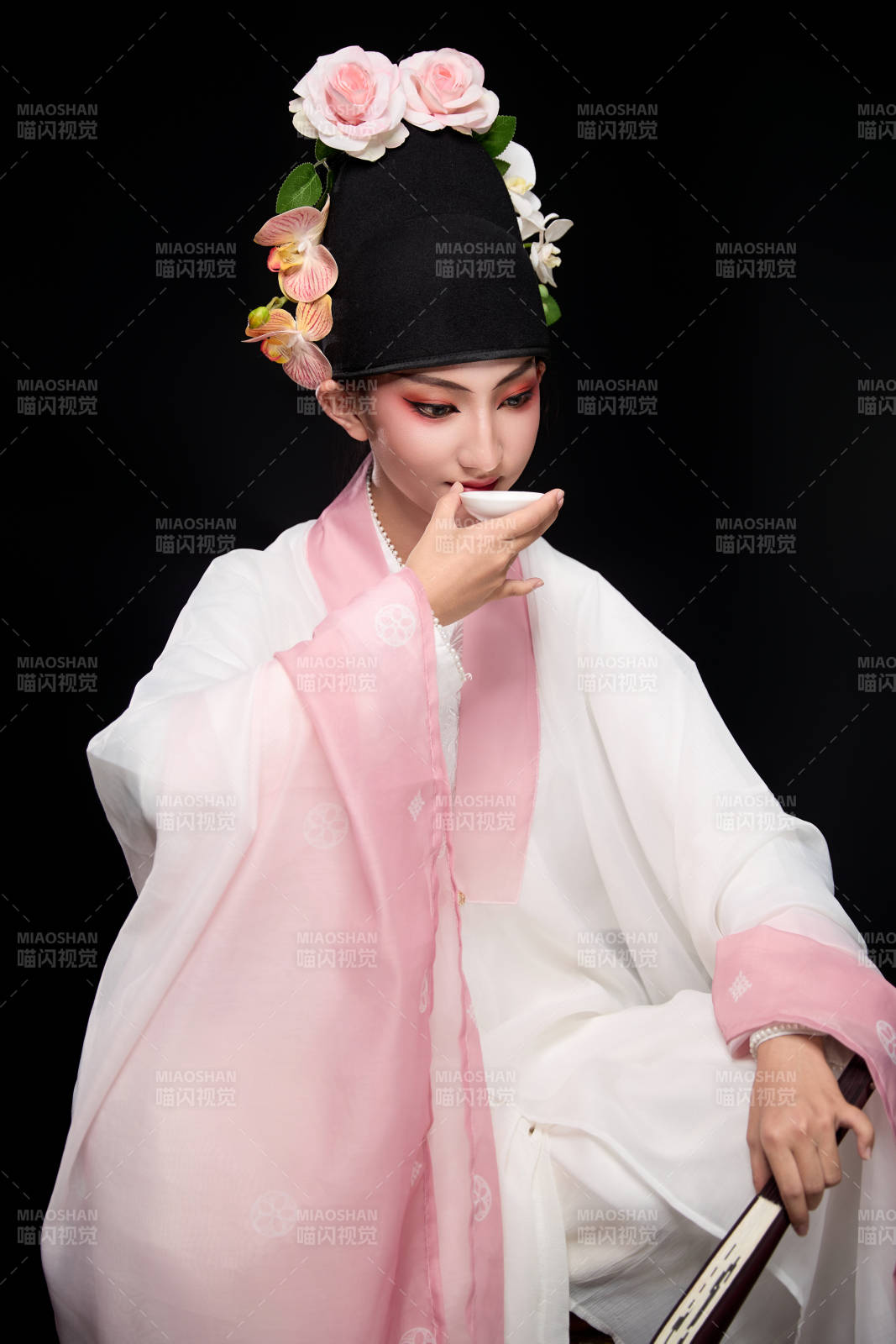 身着粤剧反串装扮手持酒杯折扇的青年女性图片