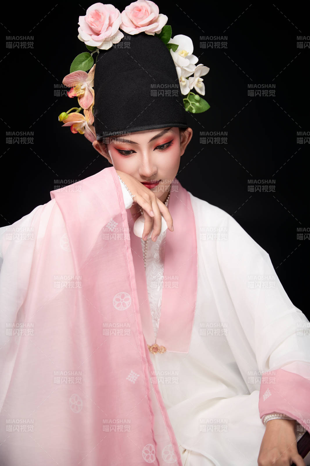 身着粤剧反串装扮手持酒杯折扇的青年女性图片