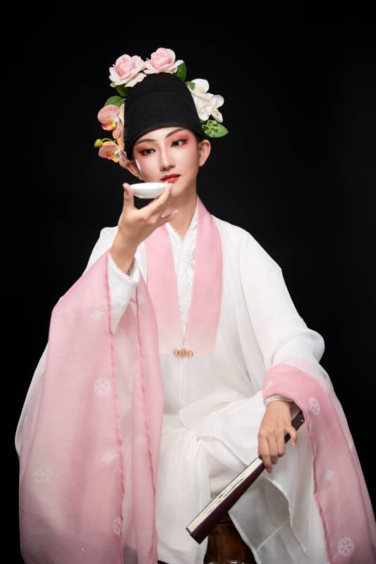 身着粤剧反串装扮手持酒杯折扇的青年女性图片