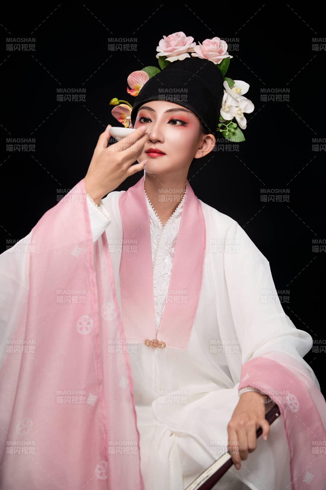 身着粤剧反串装扮手持酒杯折扇的青年女性图片