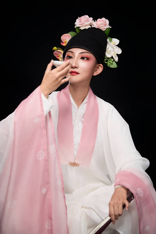 身着粤剧反串装扮手持酒杯折扇的青年女性图片