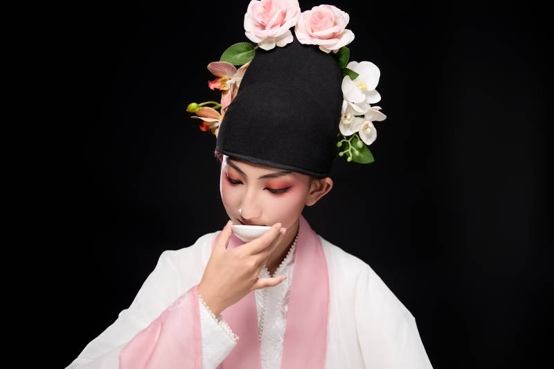 身着粤剧反串装扮手持酒杯折扇的青年女性图片