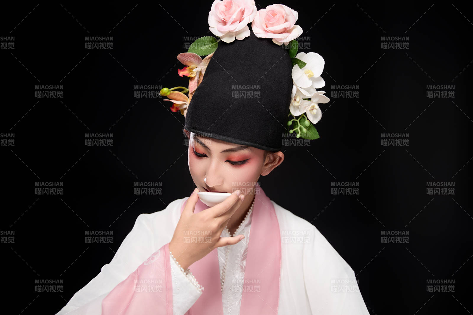 身着粤剧反串装扮手持酒杯折扇的青年女性图片