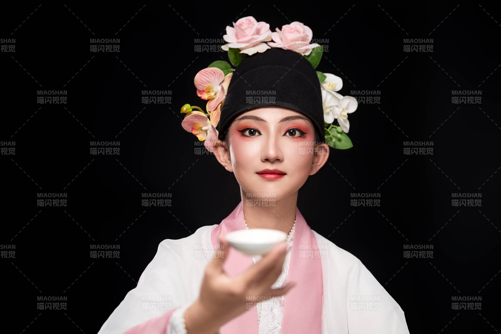 身着粤剧反串装扮手持酒杯折扇的青年女性图片