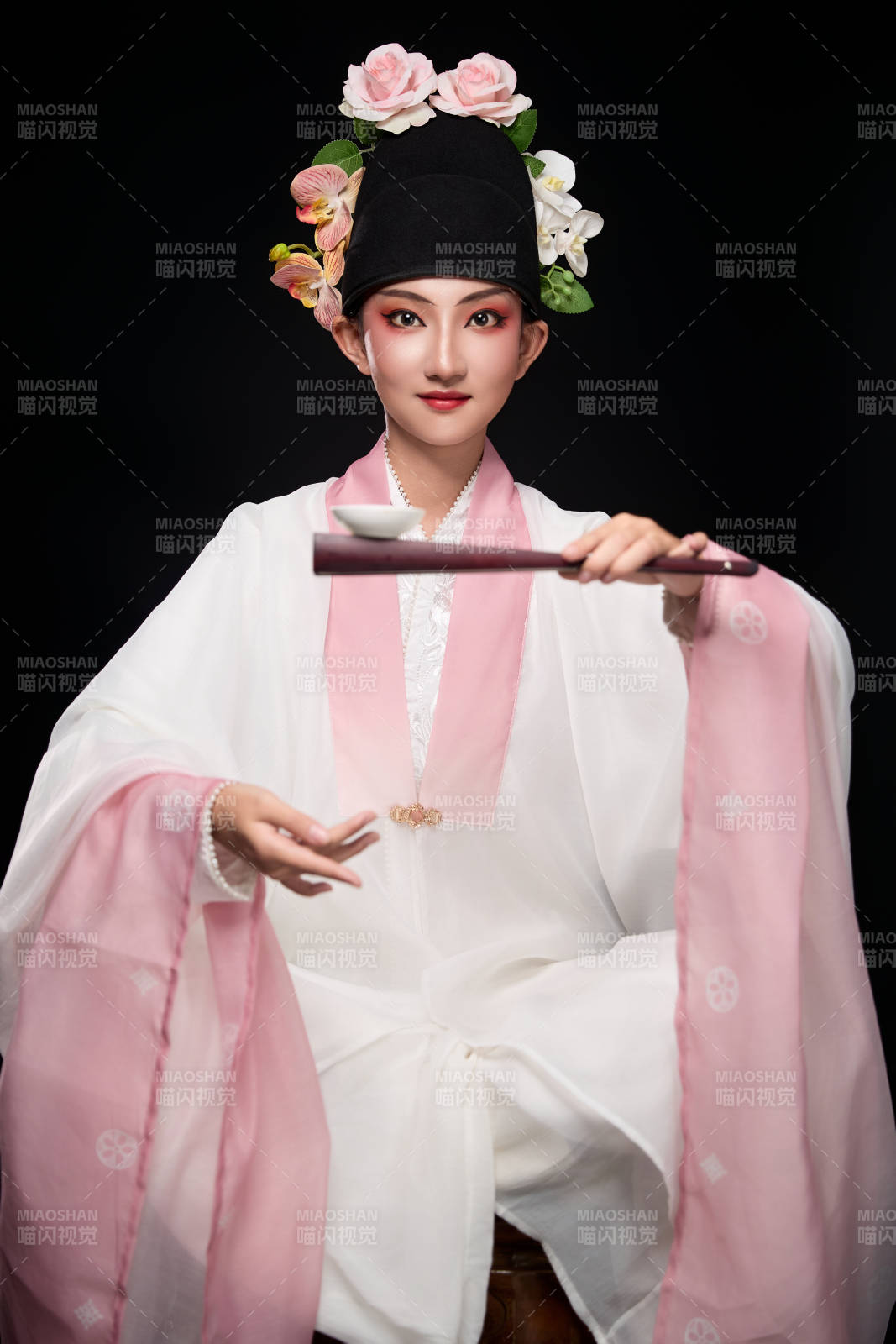 身着粤剧反串装扮手持酒杯折扇的青年女性图片