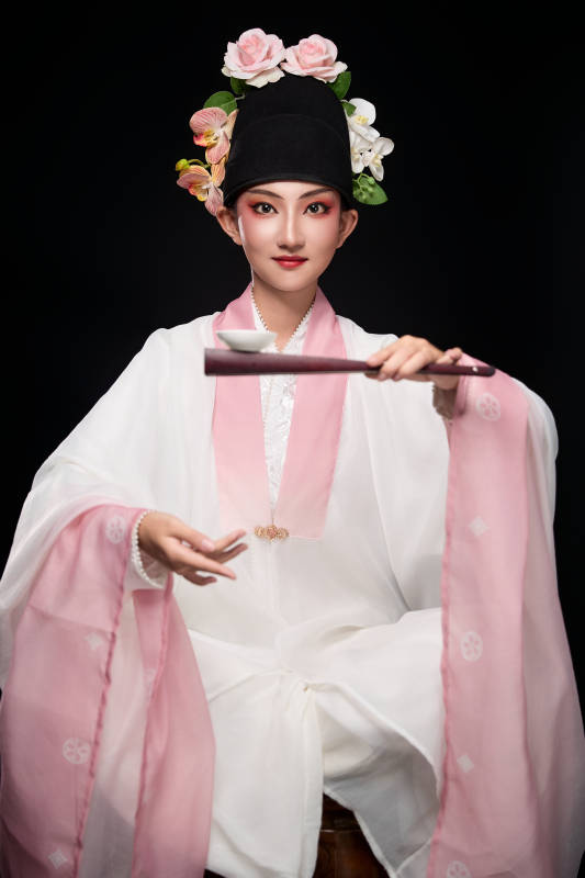 身着粤剧反串装扮手持酒杯折扇的青年女性图片