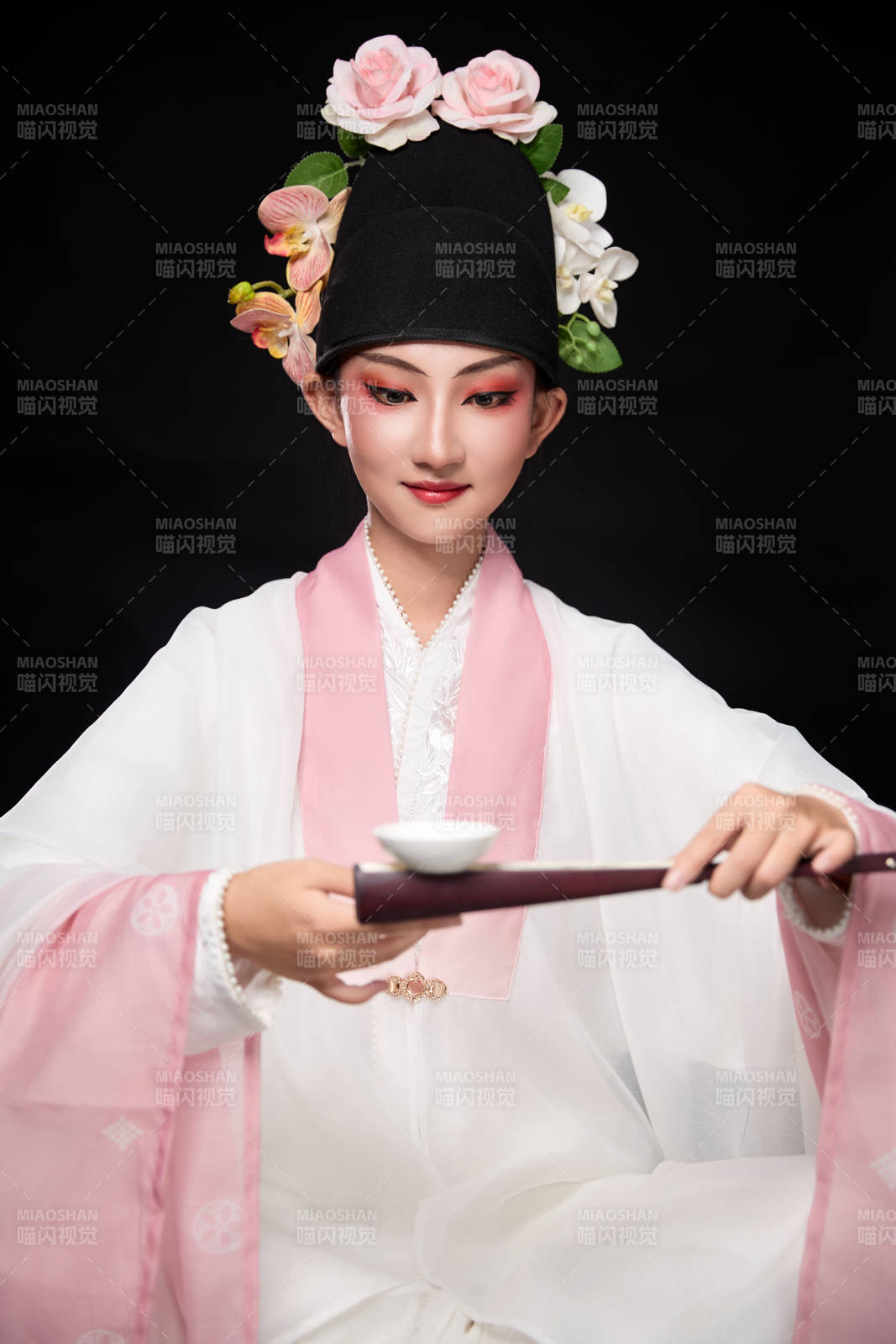 身着粤剧反串装扮手持酒杯折扇的青年女性图片