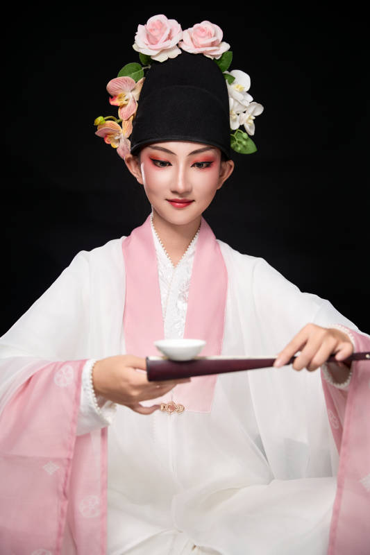 身着粤剧反串装扮手持酒杯折扇的青年女性图片