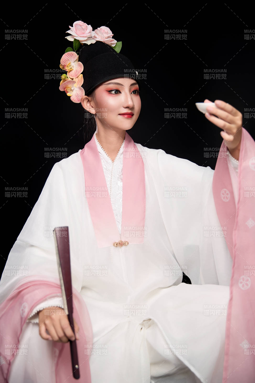 身着粤剧反串装扮手持酒杯折扇的青年女性图片