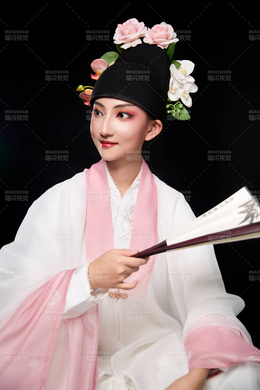 身着粤剧戏曲反串装扮手持折扇的青年女性图片