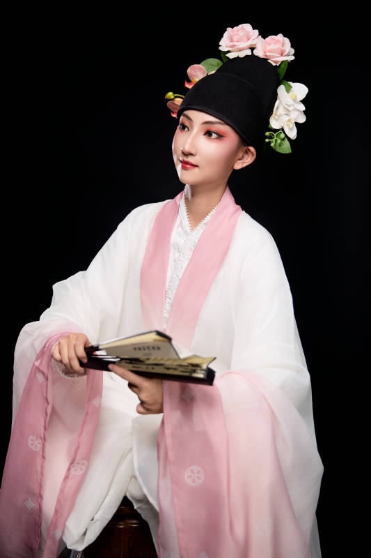 身着粤剧戏曲反串装扮手持折扇的青年女性图片