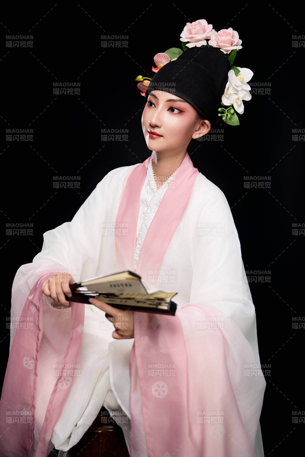 身着粤剧戏曲反串装扮手持折扇的青年女性图片