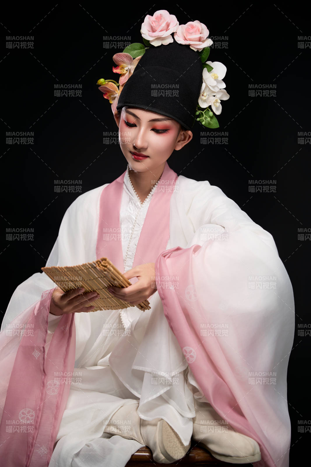 身着粤剧戏曲反串装扮手持竹简的青年女性图片