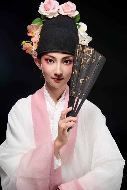 身着粤剧戏曲反串装扮手持折扇的青年女性图片