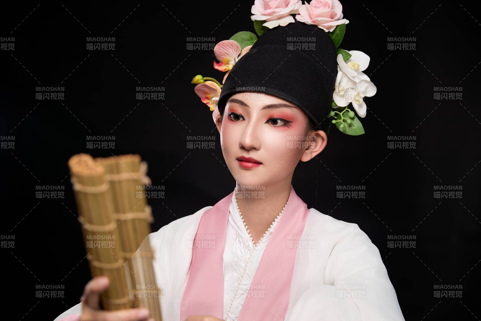 身着粤剧戏曲反串装扮手持竹简的青年女性图片