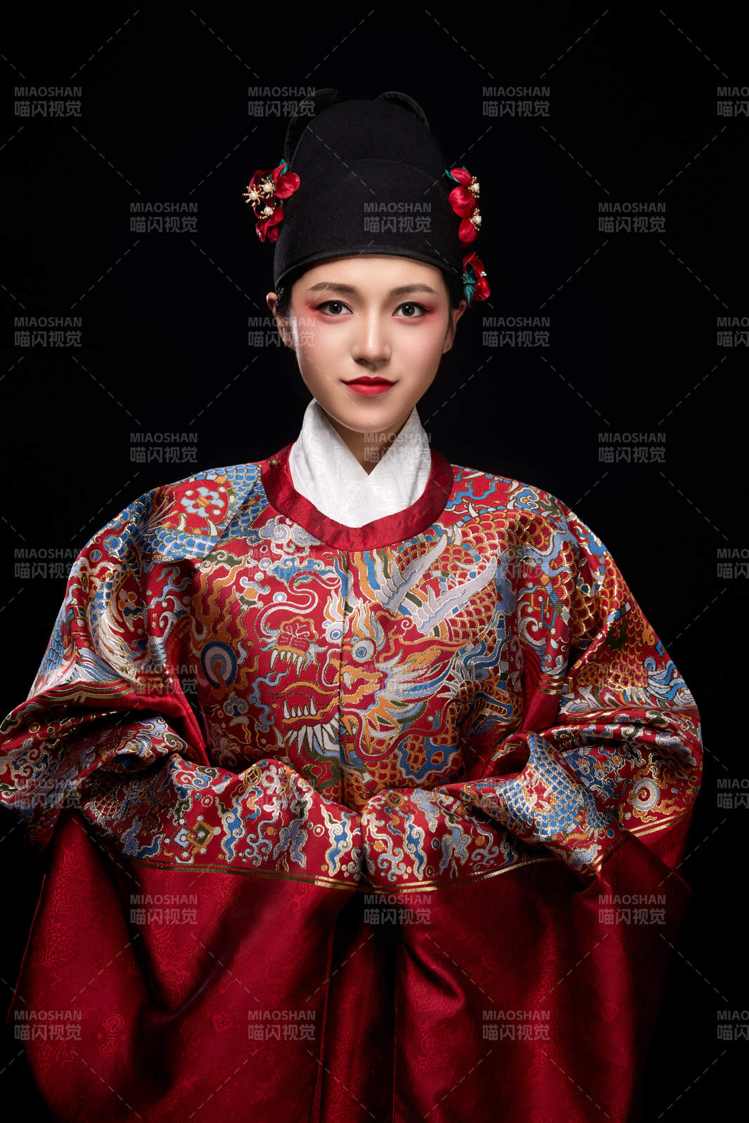 黑色背景下身着明代飞鱼服的青年女性图片