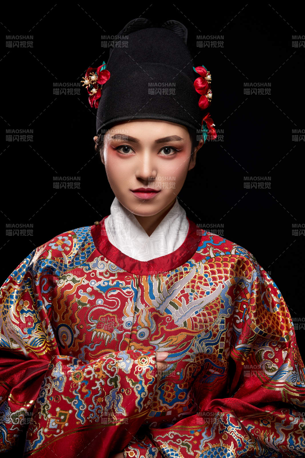 黑色背景下身着明代飞鱼服的青年女性图片