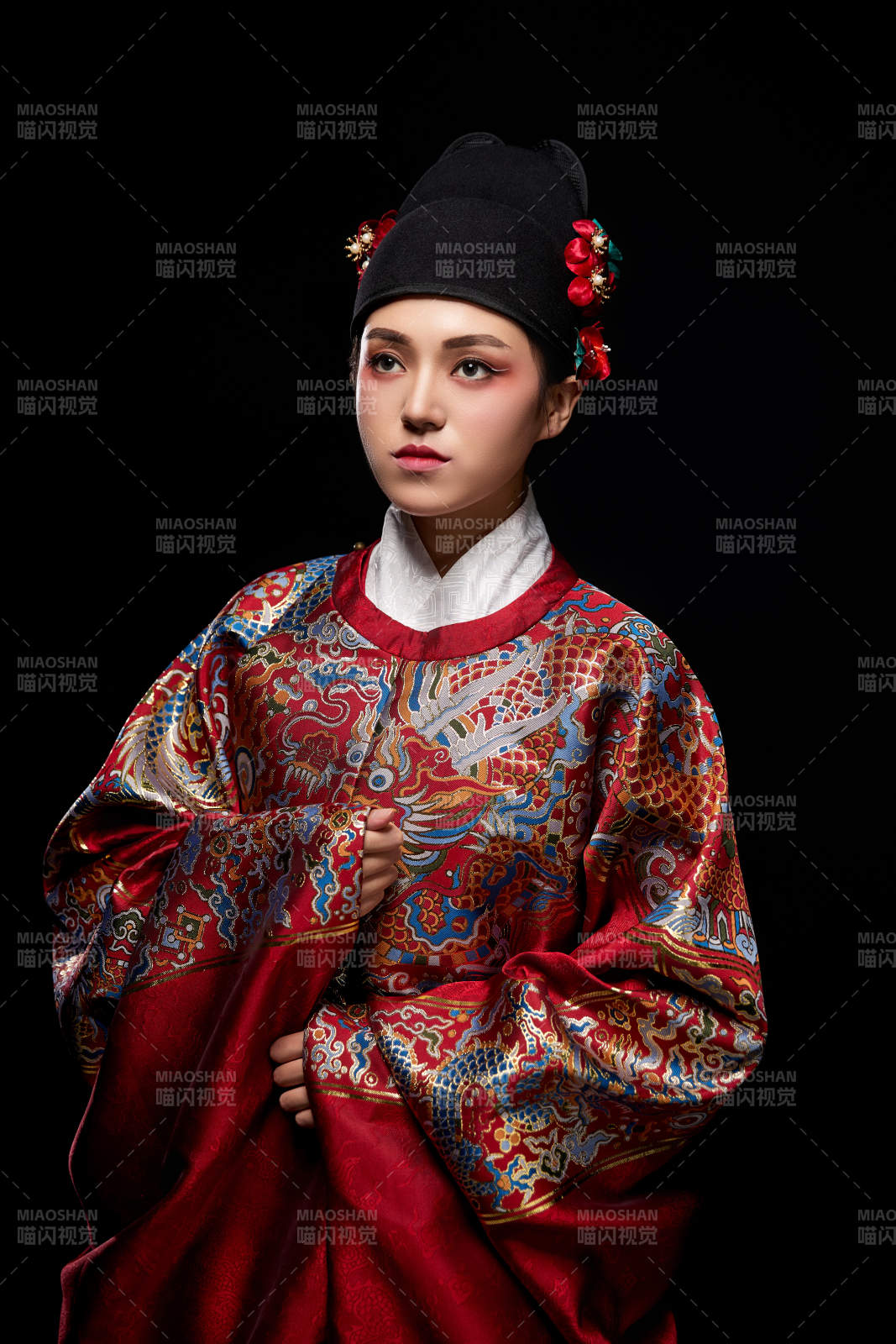 黑色背景下身着明代飞鱼服的青年女性图片