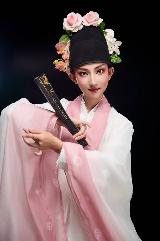 身着粤剧戏曲反串装扮手持折扇的青年女性图片