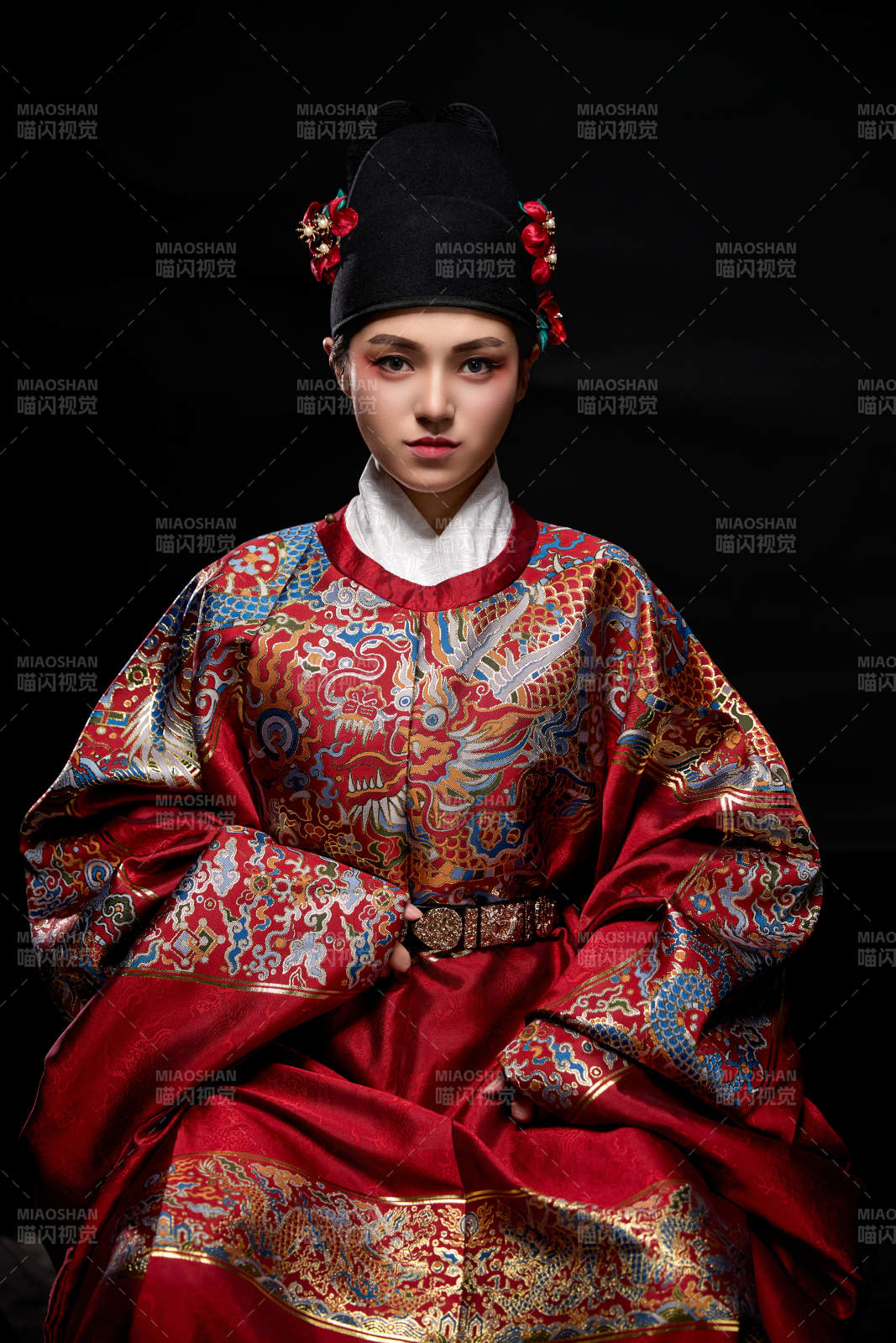 黑色背景下身着明代飞鱼服的青年女性图片